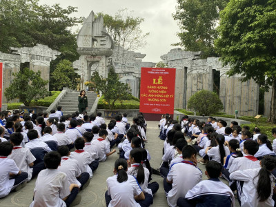 Trường THCS Yên Nghĩa - Hà Đông tổ chức cho học sinh làm lễ dâng hương tại Bảo tàng đường Hồ Chí Minh