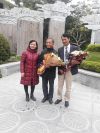 Cô Hoàng Thị Thu Trinh tặng hoa cho các cựu chiến binh