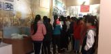 Các cô nữ sĩ quan thuyết trình tới học sinh những minh chứng cho lịch sử đường mòn Hồ Chí Minh