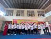 Cô giáo Hoàng Thị Thu Trinh-Hiệu trưởng nhà trường chụp ảnh lưu niệm cùng học sinh xuất sắc