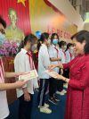 Cô giáo Hoàng Thị Thu Trinh-Hiệu trưởng nhà trường trao phần thưởng cho học sinh xuất sắc