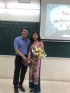 Đại diện BGH tặng hoa cô giáo Triệu Thị Loan