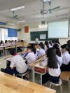 Cô giáo Nguyễn Thị Vĩ Ngân cùng các bạn học sinh