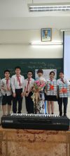 Cô giáo Nguyễn Thị Vĩ Ngân cùng các bạn học sinh