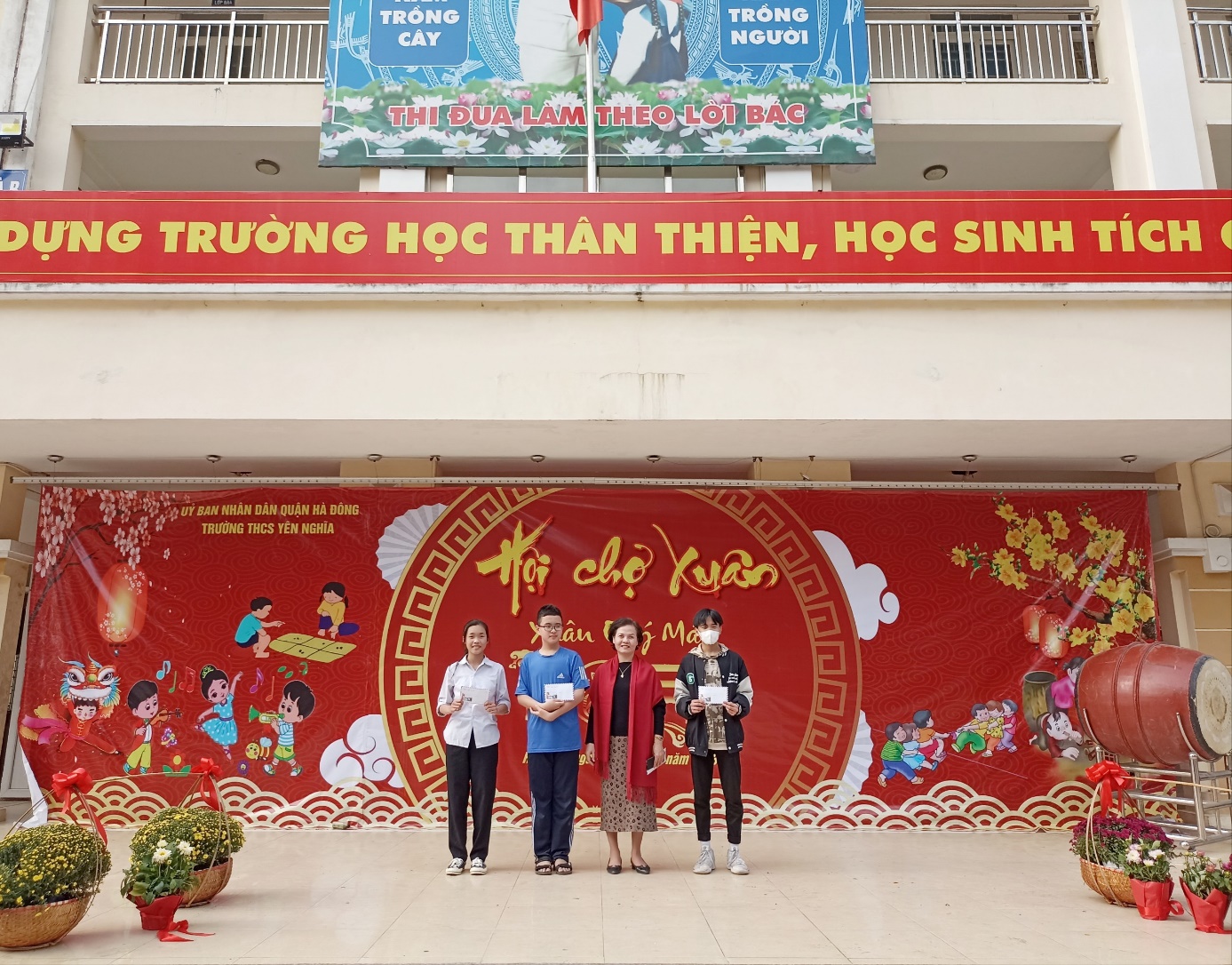 Trường THCS Yên Nghĩa tổ chức "Hội chợ Xuân" chào năm mới 2023