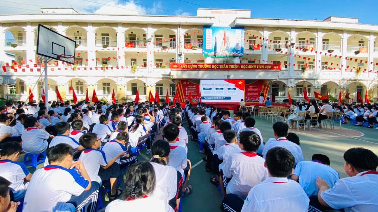 Sinh hoạt dưới cờ tuần 4 với chủ đề "Trường học an toàn - Học sinh trách nhiệm"