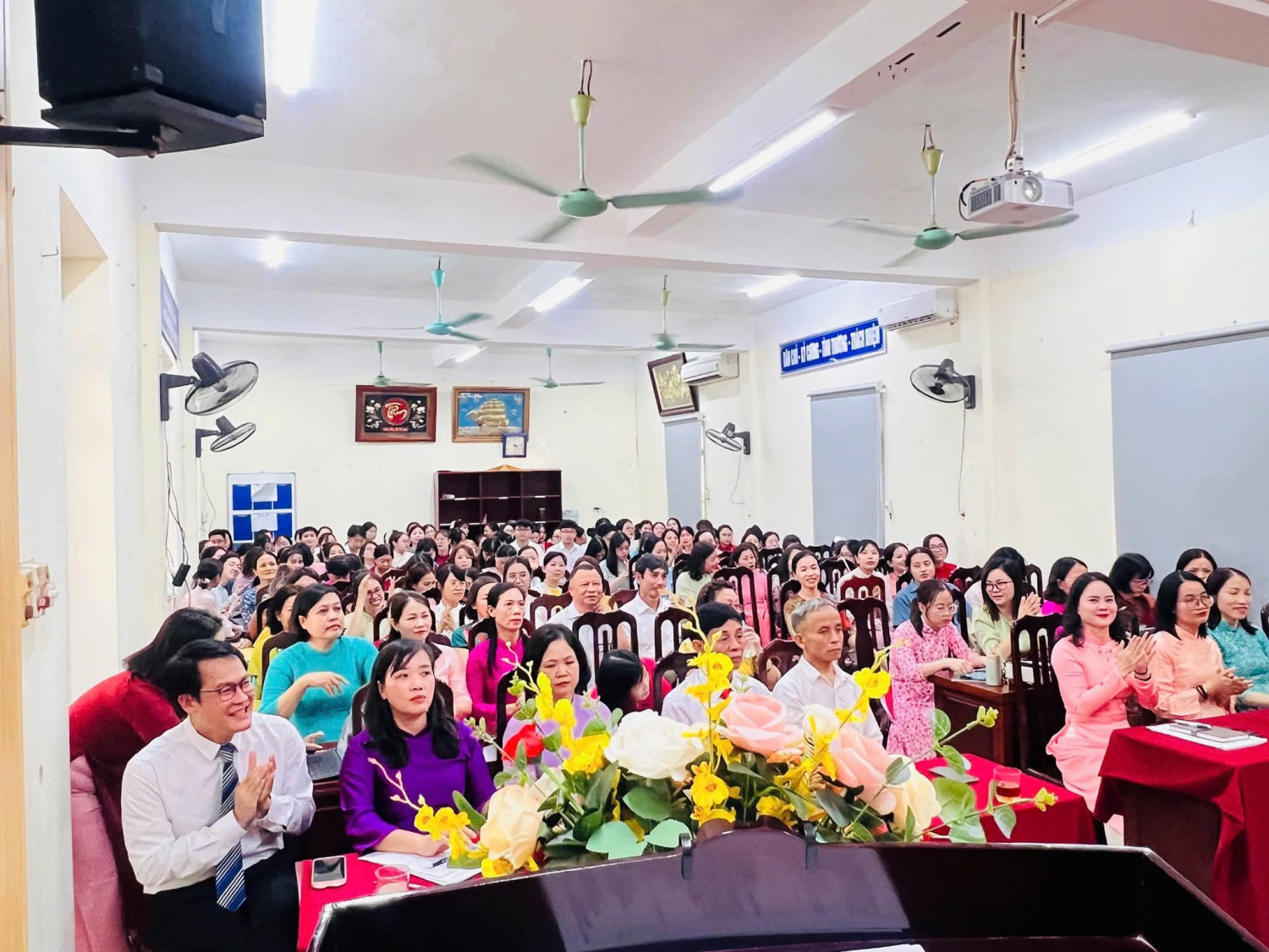 Trường THCS Yên Nghĩa tổ chức thành công Hội nghị viên chức, người lao động năm học 2026-2027